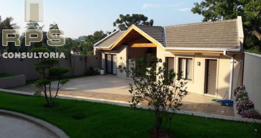 Casa dos sonhos à venda no Condomínio Palavra da Vida, em estilo americano, semi-mobiliada, 402m² construção, 4 quartos, 5 banheiros, 3 vagas