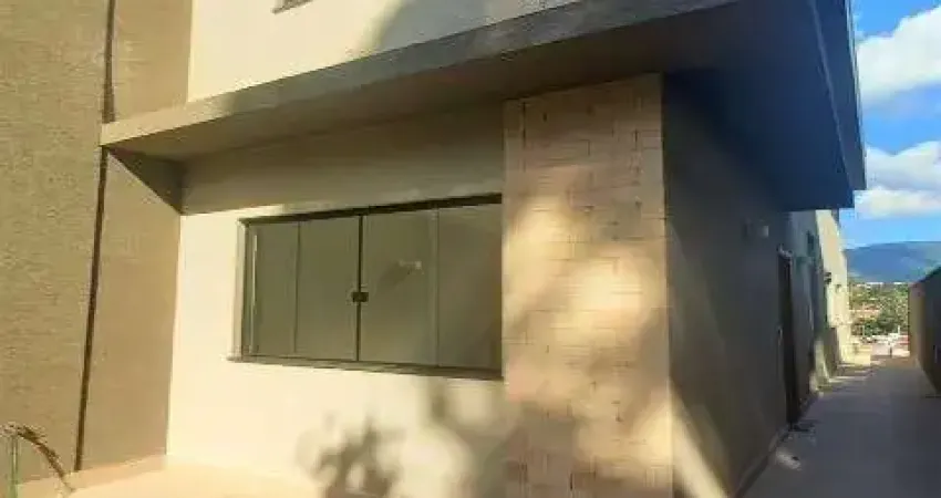 Casa a venda no Jardim do Lago em Atibaia, com 3 quartos todos suítes, quintal, área gourmet com banheiro externo, 2 vagas de garagem!