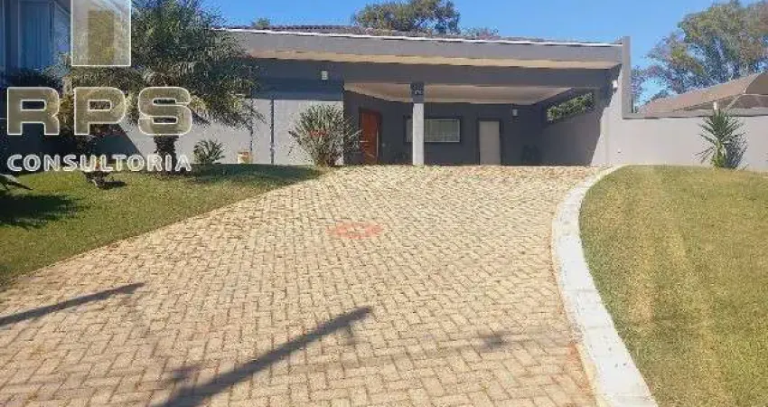 Casa totalmente térrea à venda no Condomínio Porto Atibaia, 3 quartos sendo 3 suítes, 6 banheiros, 4 vagas de garagem, lazer completo