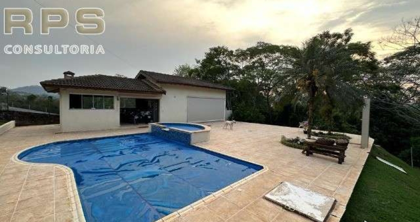 Casa a venda em condomínio fechado em Atibaia no Serra da Estrela com 4 quartos sendo 2 suítes e 5 vagas de garagem