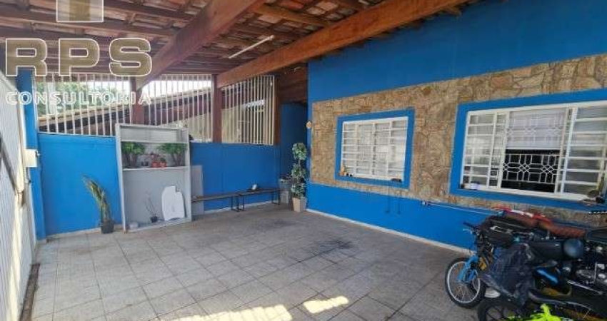 Casa a venda no Jardim Paulista em Atibaia, 3 quartos, 3 salas, 2 vagas de garagem cobertas, 140m² de construção, à poucos metros da Alameda Lucas