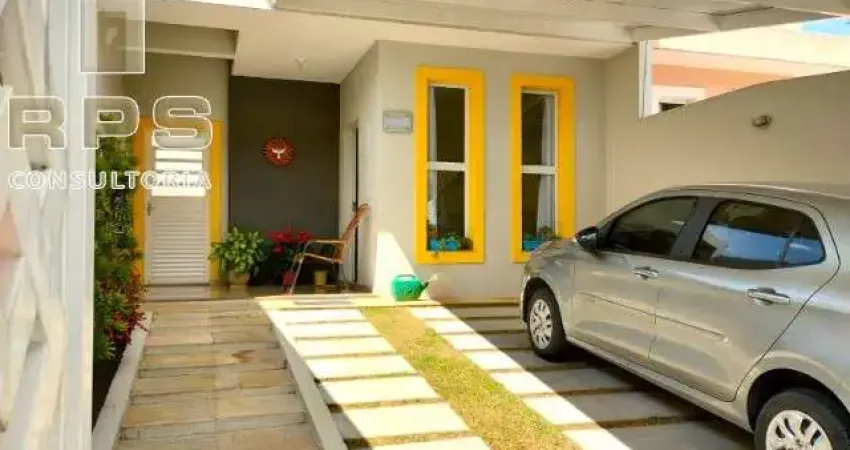 Casa térrea no Jardim dos Pinheiros, em Atibaia, com 3 quartos sendo 1 suíte, repleta de armários planejados, amplo quintal com jardim e fácil acesso