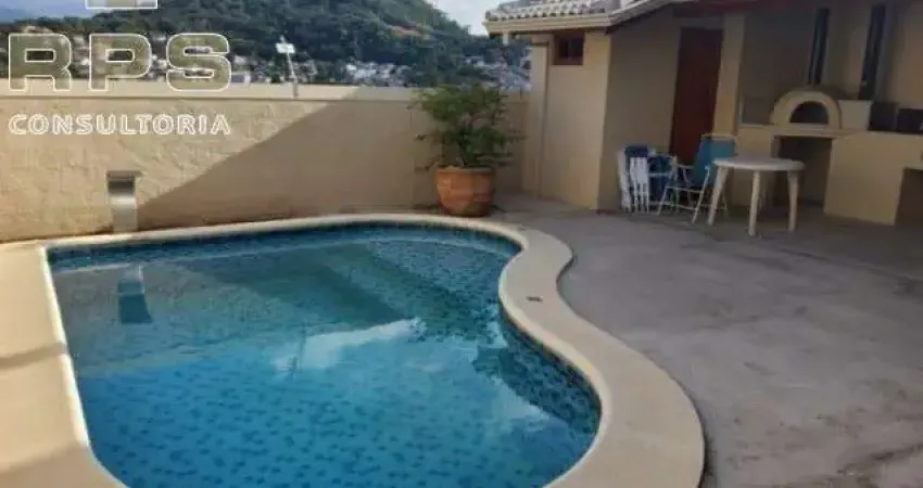 Casa com 03 dormitórios sendo 01 suite com varanda .Com vista para Pedra Grande . Salas de Jantar e estar ,cozinha planejada ,churrasqueira e piscina
