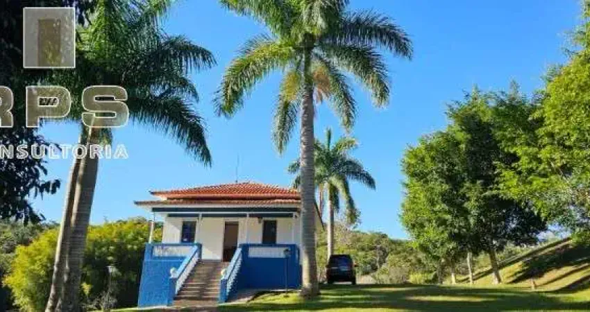 Excelente sítio com 96.800 m² , muita área verde casa com 4 dormitórios 03 banheiros 02 salas estilo colonial cozinha com fogão a lenha e varanda