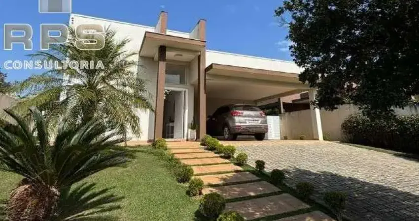 Casa térrea no Condomínio Shambala 2 com 3 suítes, sala de estar e lareira, cozinha integrada com área gourmet interna, piscina, pergolado e edícula