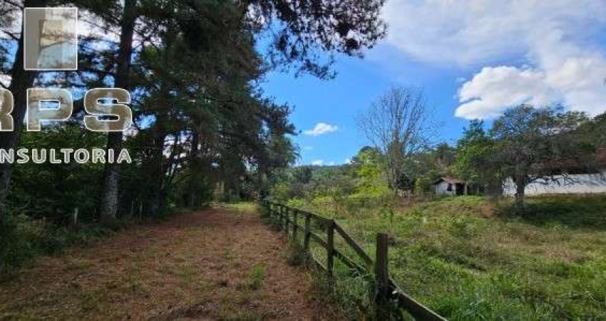 Excelente oportunidade , sítio a venda em Atibaia , Sede com 3 dormitórios 1 banheiro 02 casas de caseiro  Muita área verde ,  curral