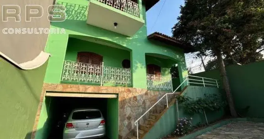 Casa alto padrão no centro de Jarinu, 3 dormitórios sendo uma suíte com banheira e varanda, escritório, sala com bar, área de lazer completa