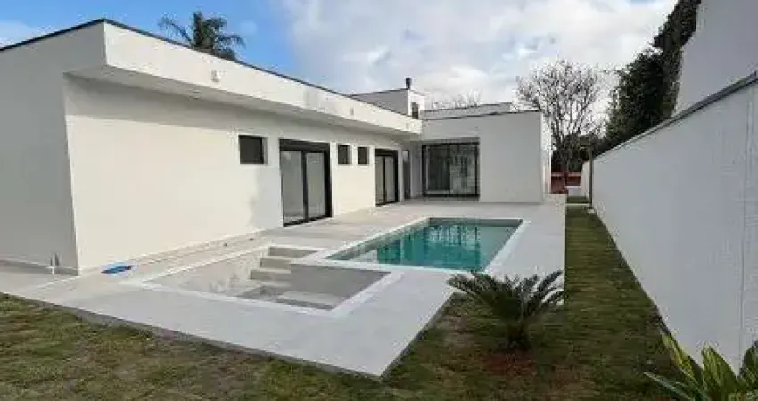 Casa terrea com 3 suítes e escritório no palavra da vida, com piscina e fire place..