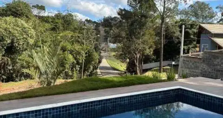 Sobrado com 4 suítes, piscina e vista para o lago no palavra da vida