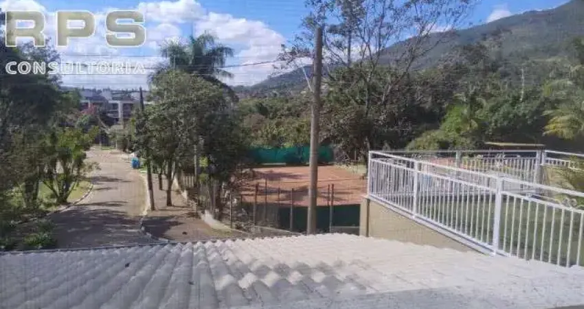 Casa térrea em Condomínio fechado em Atibaia , com 03 suites sendo 01 com closet , área gourmet com churrasqueira e piscina com hidro , 04 vagas