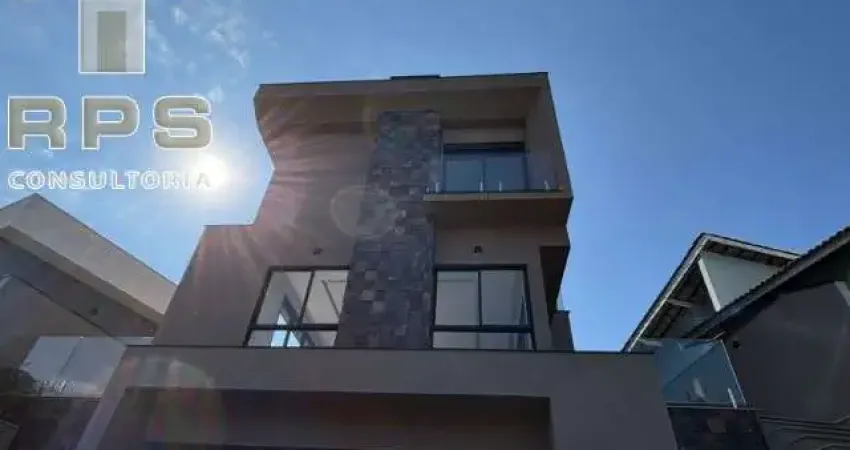Casa alto padrão no Terras de Atibaia, 2 suítes e quarto reversível com banheiro completo, área de lazer completa, sala e cozinha em conceito aberto.