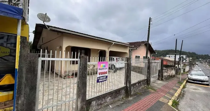 CASA  A VENDA  AVERBADA NA REGIÃO CENTRAL DE SÃO FRANCISCO DO SUL,SC