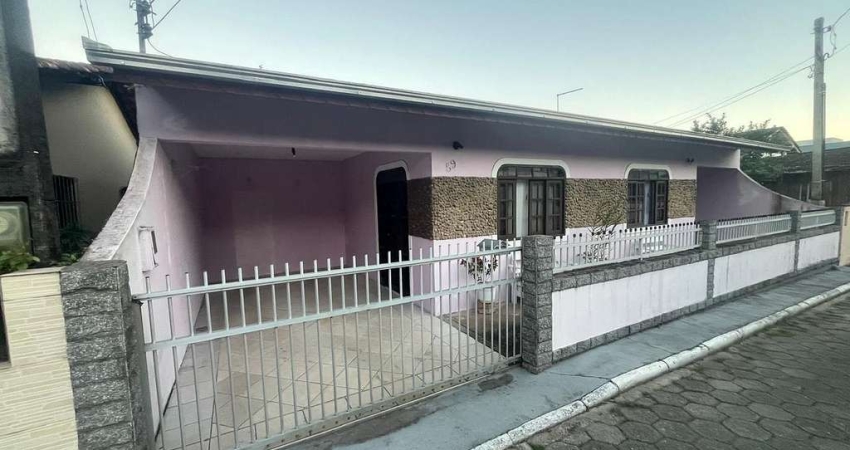 CASA A VENDA NA REGIÃO CENTRAL DE SÀO FRANCISCO DO SUL,SC.