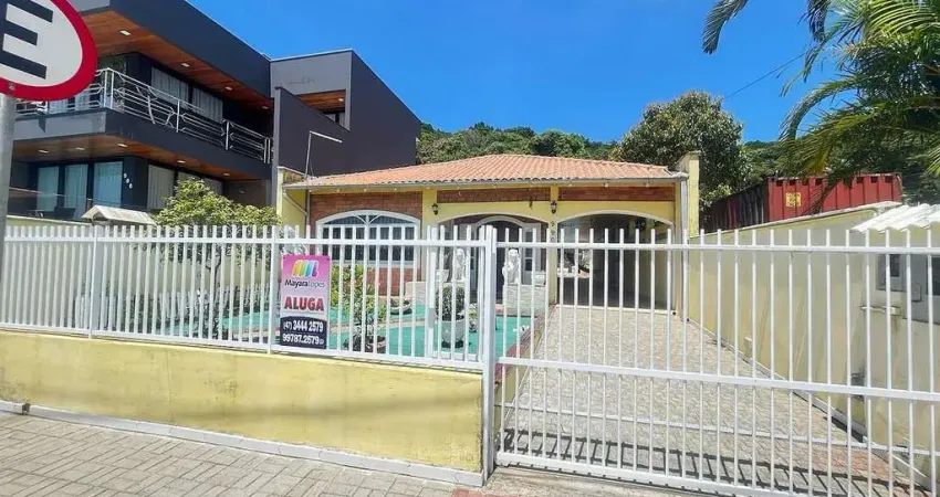 Casa com 3 quartos para alugar na rua Francisco Machado de Souza, Paulas, São Francisco do Sul