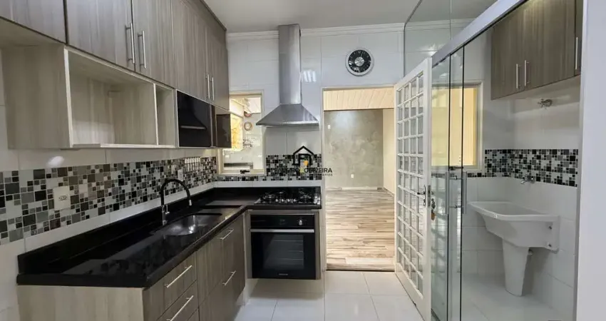 Casa com 2 quartos e churrasqueira para locação no cond. verdana - medeiros