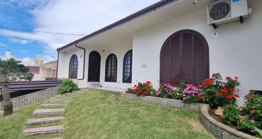 Casa com 3 quartos à venda na Rua Moura, 688, Barreiros, São José