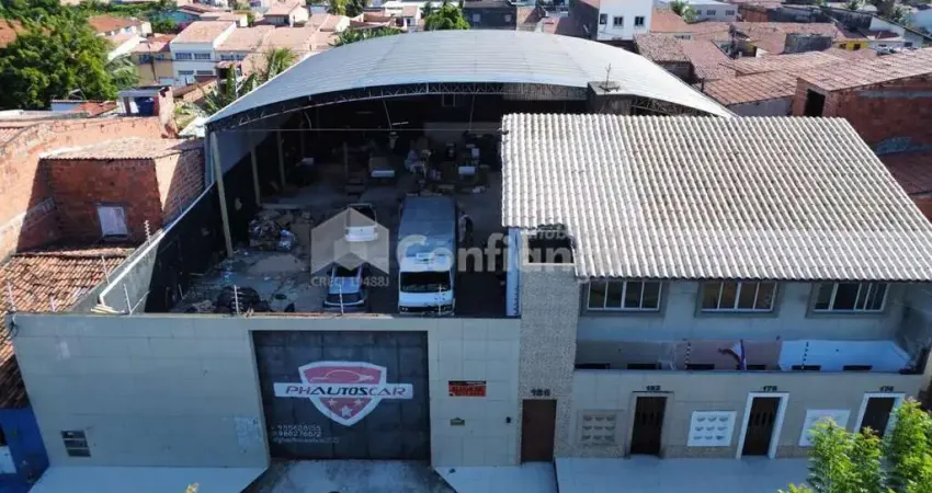 Prédio Comercial com Galpão + Apartamentos á Venda no Quintino Cunha- Fortaleza/CE