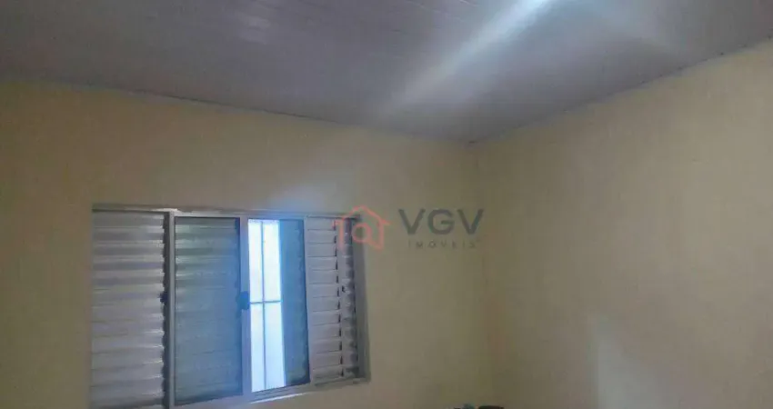 Casa com 1 dormitorio, sala, cozinha, banheiro e lavanderia.