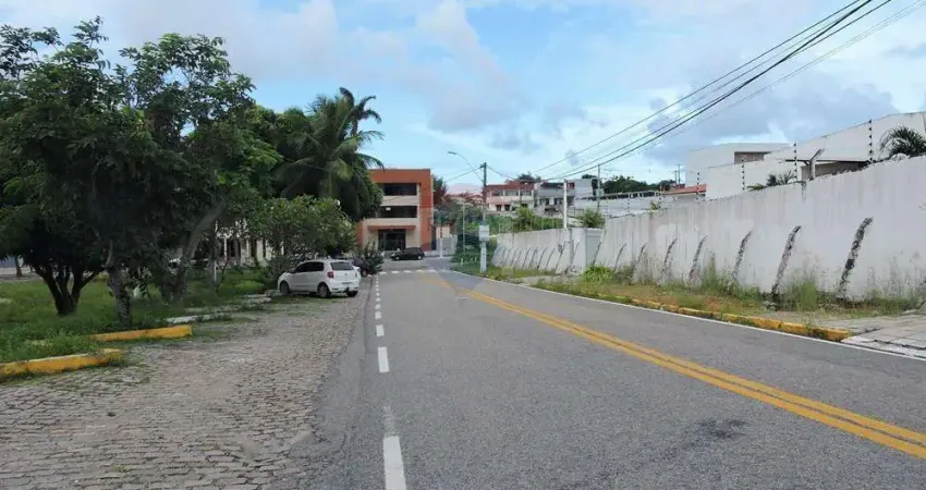 Propriedade com piscina em frente a Praça da Àrvore