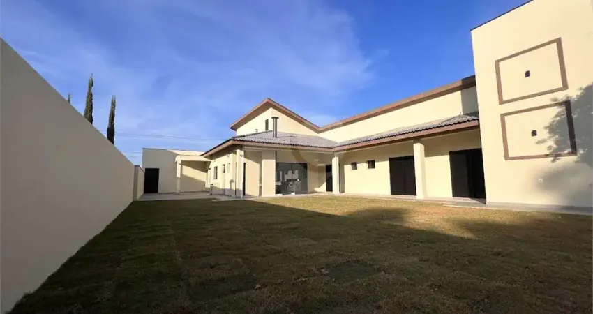 Casa à venda com 3 quartos, sendo 3 suítes, no condomínio village ipanema 1, araçoiaba da serra - sp