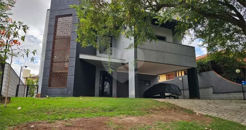 Casa à venda com 4 quartos, sendo 3 suítes, no condomínio Vivendas do Lago, Sorocaba - SP