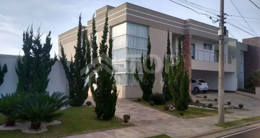 A casa possui irrigacao automatica, cortina eletrica, portas dos quartos eletricas, energia fotovoltaica, garagem para 4 carros sendo que ao lado da piscina tem um quintal que consegue estacionar mais