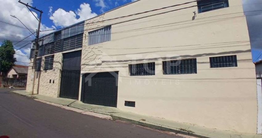 Casa e barracao em excelente localizacao