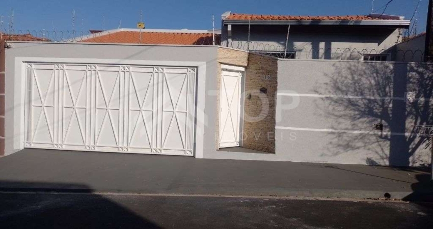 Linda casa de 3 dormitorios, com 1 suite com ares condicionados nos dormitorios e na salano bairro Parque dos Timburis