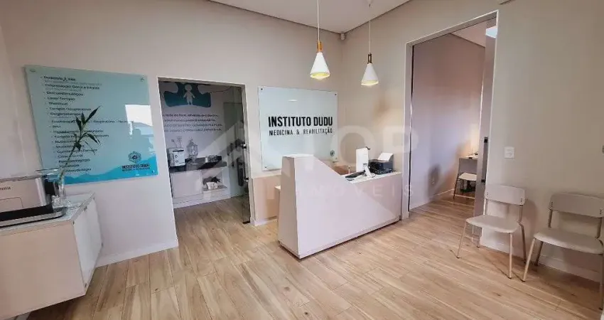 Sala comercial no Centro de Sao Carlos, com 8 salas e 4 garagens cobertas.