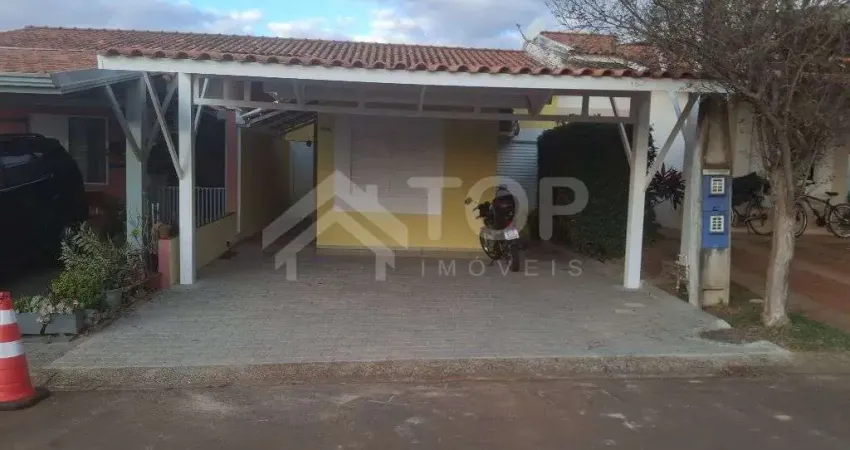 Excelente casa de condominio com 2 dormitorios, sendo 2 suites, piscina e churrasqueira