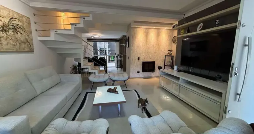 Sobrado triplex em condomínio fechado à venda no Atuba em Curitiba