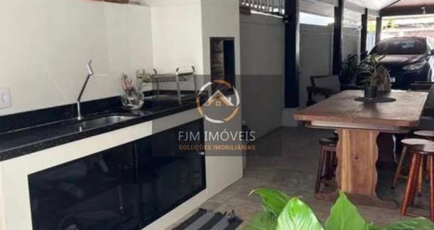 Casa à Venda em Piratininga - Niterói, 320m²