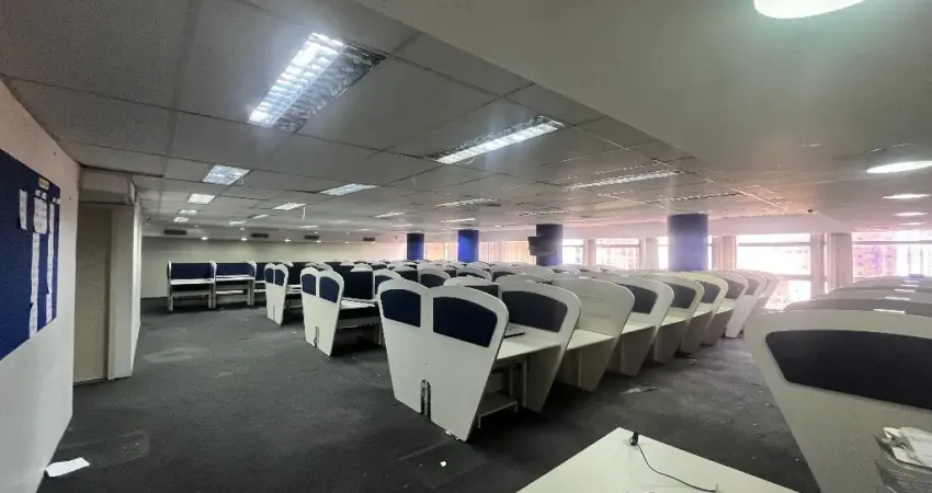 Conjunto comercial a venda, 513m, vão livre e salas fechadas.