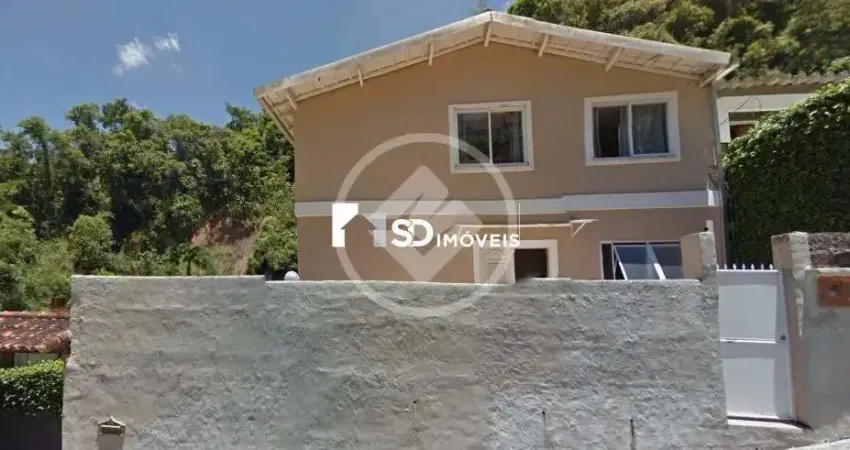 Essa casa encantadora está localizada no bairro de artistas, em teresópolis codigo: 65107