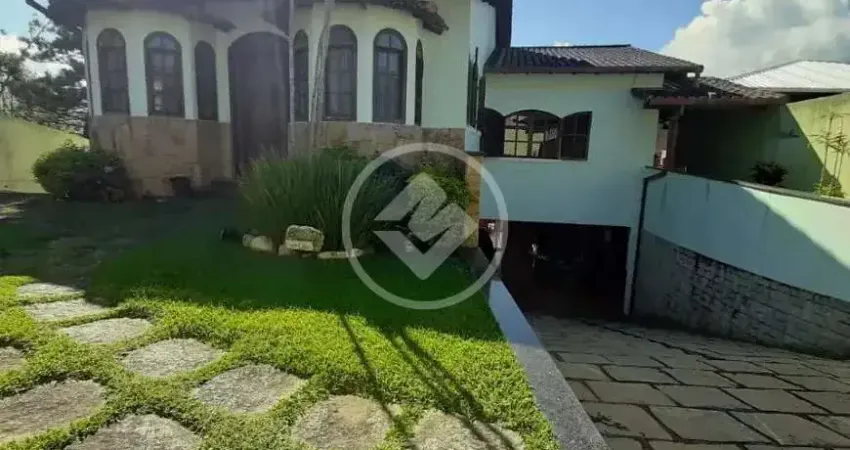 Casa com 3 quartos, quintal e vaga coberta para 3 carros - 5 minutos do centro teresópolis codigo: 64446