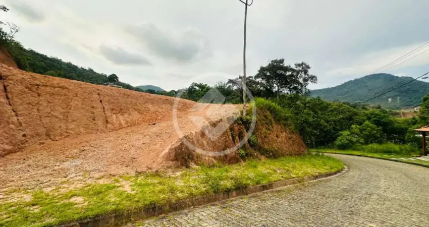 Terreno em condomínio com lazer tipo clube, 1067m, vargem grande, teresópolis/rj. codigo: 100115