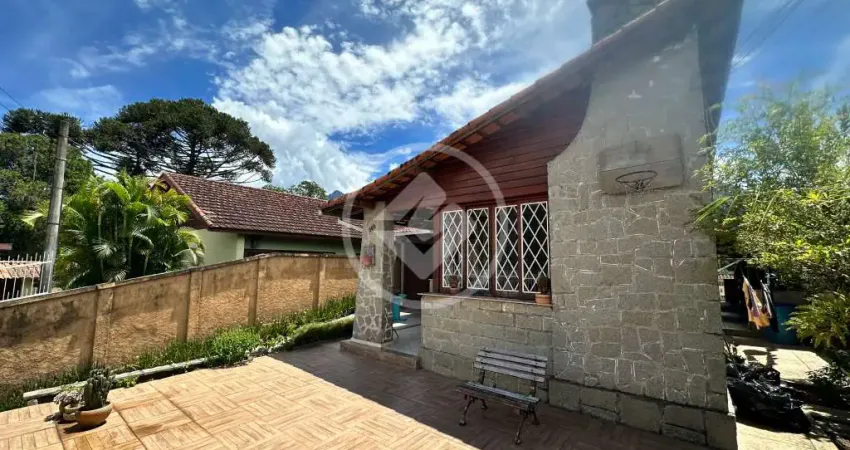 Casa com 4 quartos e 186m² à venda por r$ 950.000 - jardim cascata - teresópolis/rj codigo: 104213