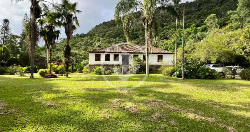 Fazenda histórica com sede centenária à venda em teresópolis – 183 hectares codigo: 134379