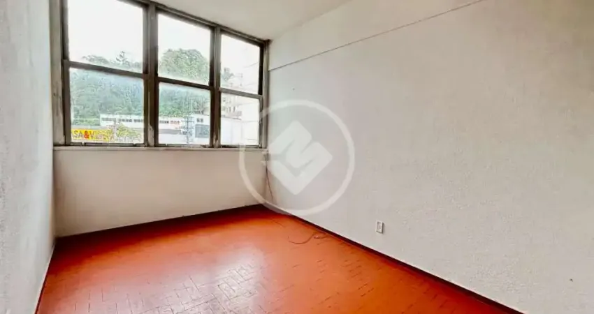 Quarto e sala. excelente localização, com 25m2. várzea em teresópolis-rj codigo: 151006