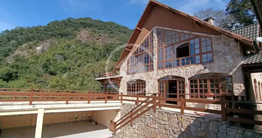 Mansão deslumbrante à venda por r$ 1.990.000,00 ou para locação por r$ 10.000,00 , cercada por natureza de 690 m2 com 7 suítes e chalé anexo na granja guarani, teresópolis / rj ok codigo: 131962