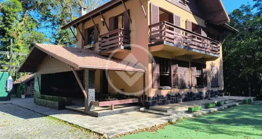 Sítio com área de 12.282 m² próximo a ferinha do alto com 5 quartos, casa de caseiro com 2 quartos, sala, cozinha, banheiro. teresópolis/rj codigo: 70056