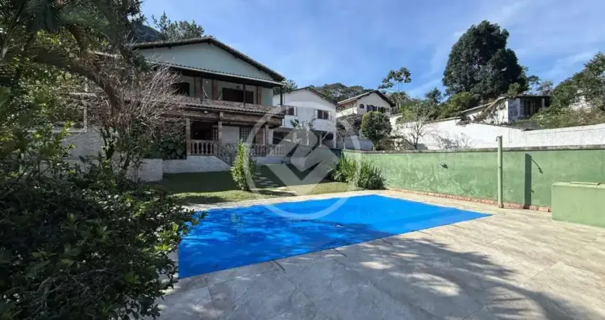 Ampla casa fora de condomínio, linear, com  4 quartos, 315 m²,   no comary, teresópolis - rj codigo: 125821