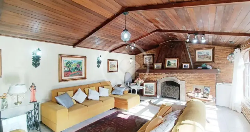 Casa de serra com 345m2 de área construída, com 3 quartos na casa principal por r$ 950.000,00 e vista privilegiada, para toda serra dos órgãos, no bairro santa cecília - teresópolis - rj codigo: 14206