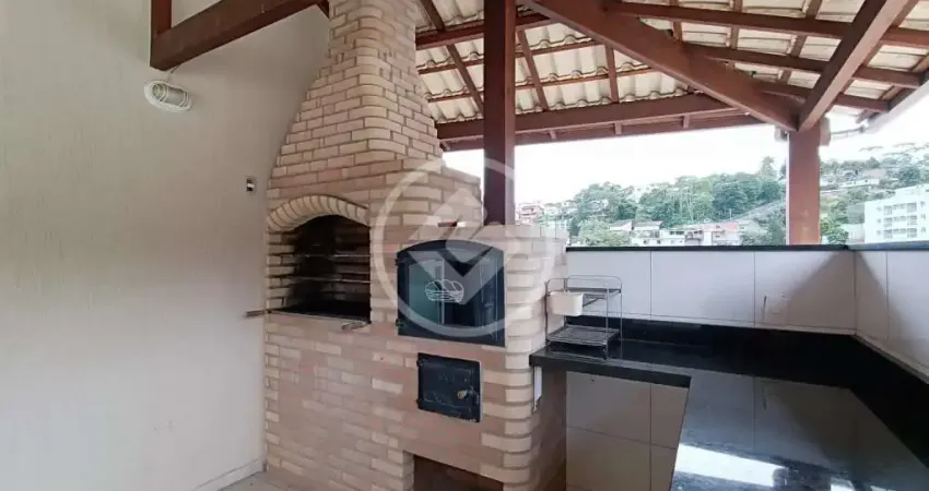 Apartamento de 64m², com 2 quartos, sendo 1 suíte, elevador, 1 vaga de garagem coberta em agriões - teresópolis / rj. codigo: 156757