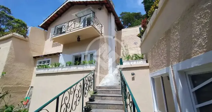 Chalé no comary - vista incrível, 2 vagas de garagem coberta e opção mobiliado ou não codigo: 161266