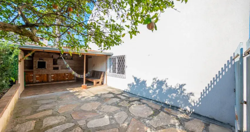 Sobrado duplex em condomínio com quintal de aproximadamente 50m²