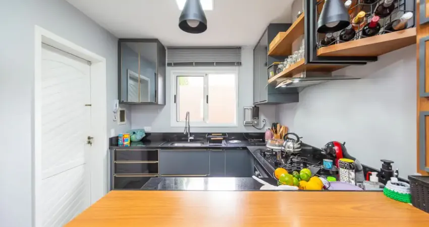 Sobrado triplex em condomínio localizado próximo ao shopping palladium