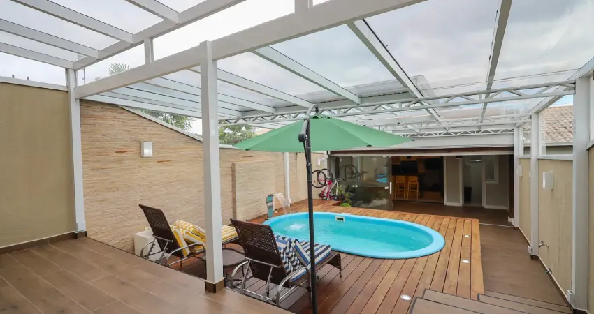 Sobrado dos Sonhos ! Triplex com quintal de aproximadamente 102 m² de área livre com piscina e edícula