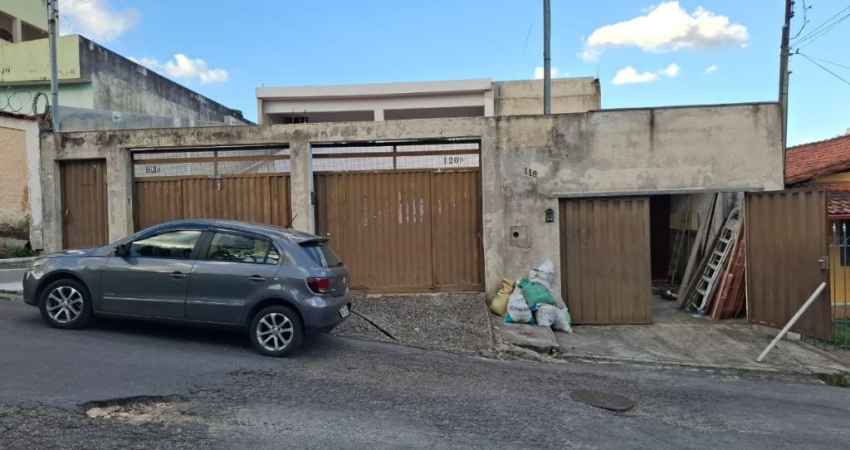 LOTE COM 3 CASAS TOTALMENTE INDEPENDENTES, LOCALIZADO NO AGUA BRANCA