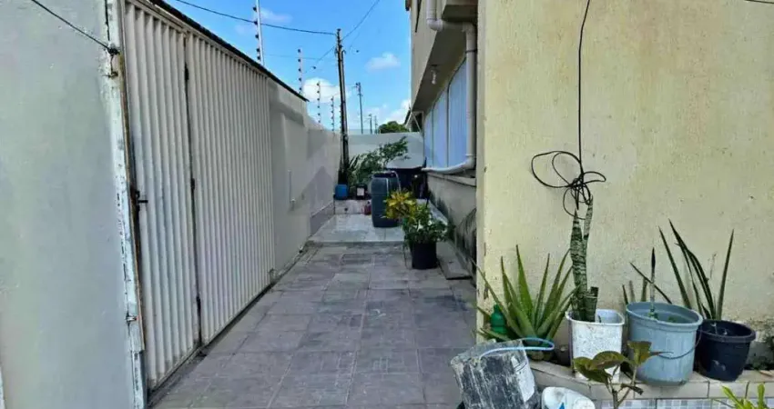 Casa Para Vender com 4 quartos 2 suítes no bairro Luzia em Aracaju